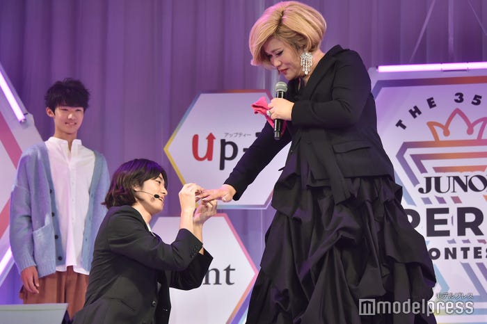 IKKO相手に告白パフォーマンスを行う宗像隼司さん (C)モデルプレス