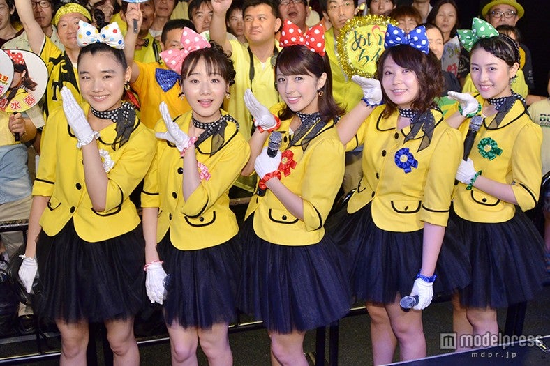 写真左から：城戸愛莉、秋月成美、柳ゆり菜、橋本甜歌、小松美月