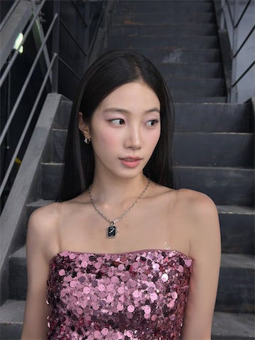 LE SSERAFIM カズハ、美デコルテ際立つスパンコール衣装でファン魅了「本物の女神降臨」