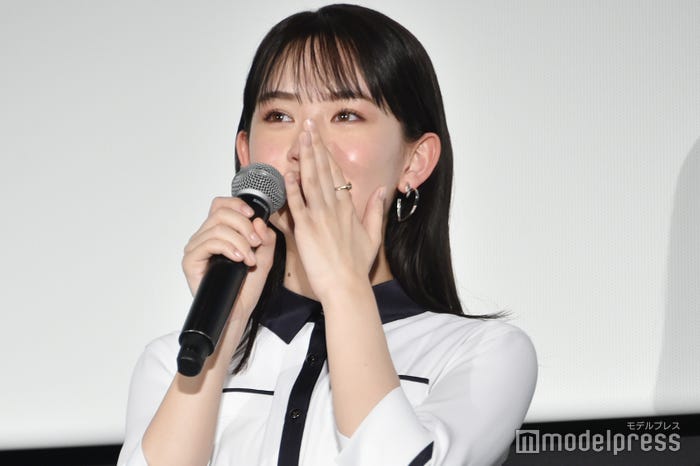 莉子らからのサプライズの手紙に涙を浮かべた畑芽育(C)モデルプレス
