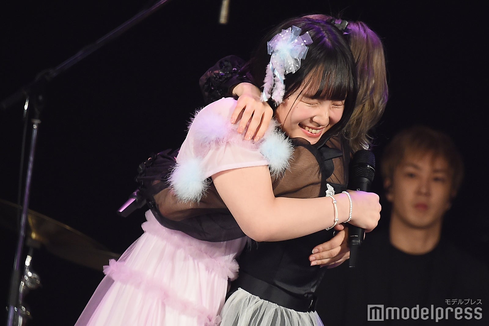 2位と3位になり喜ぶ矢作萌夏、岡田奈々／「AKB48グループ歌唱力No.1決定戦」決勝大会 （C）モデルプレス