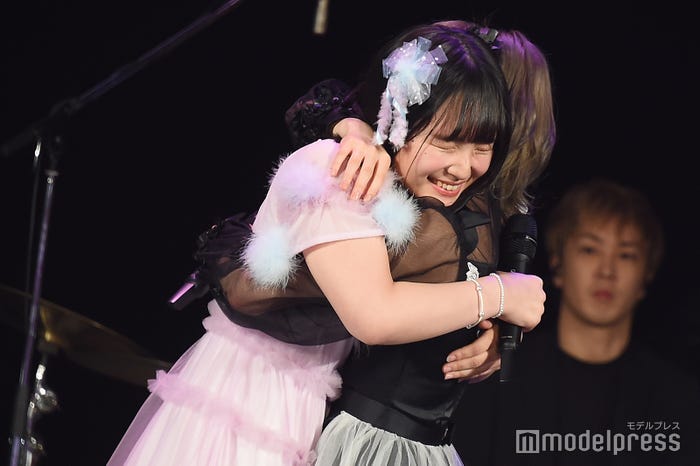 2位と3位になり喜ぶ矢作萌夏、岡田奈々/「AKB48グループ歌唱力No.1決定戦」決勝大会 (C)モデルプレス