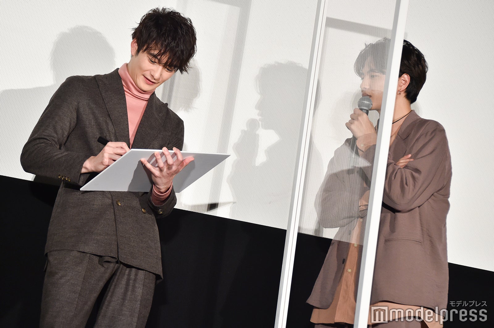 岡田将生にハッシュタグを教える志尊淳 （C）モデルプレス