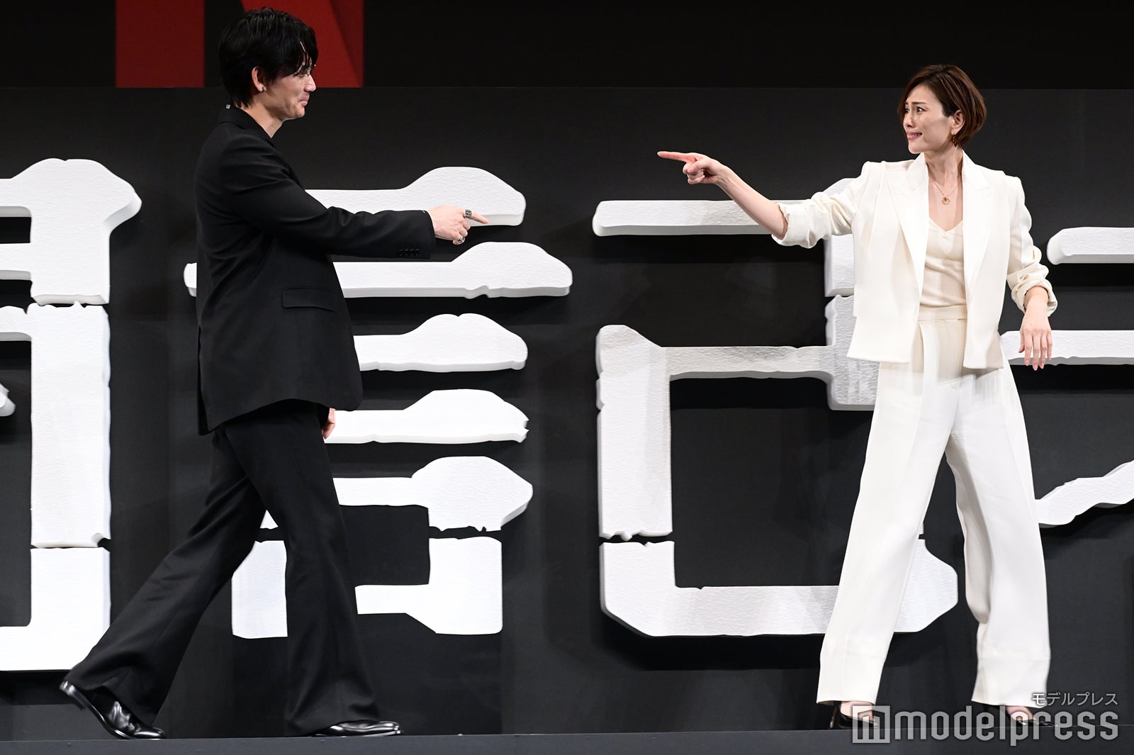 綾野剛、米倉涼子（C）モデルプレス