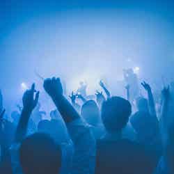 煙の中で踊って音楽に没入「スモーキーディスコ」再び 燻製フードやシーシャ体験も/画像提供:アフロ&コー