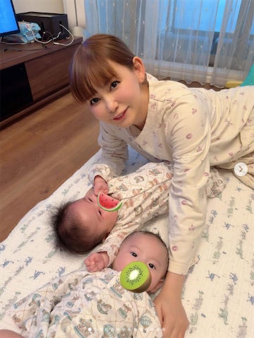 中川翔子、生放送復帰を報告！ ママとカメラとじっと見つめる双子の姿も公開