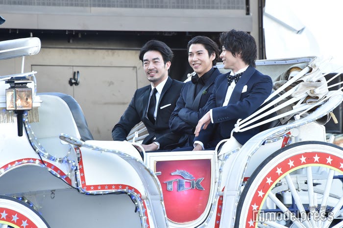 馬車で登場した賀来賢人、大谷亮平、中村倫也(C)モデルプレス