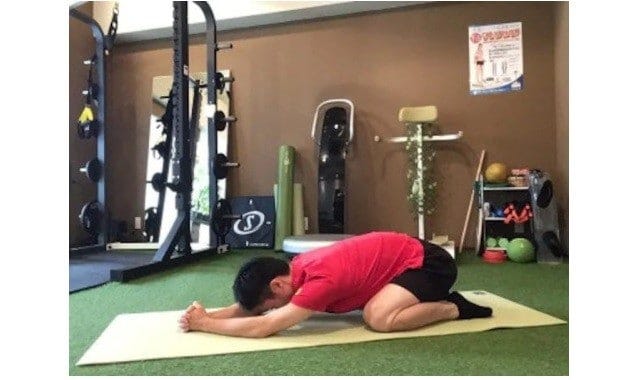 肘の位置を固定したままカラダを後ろに引いていくのがポイント