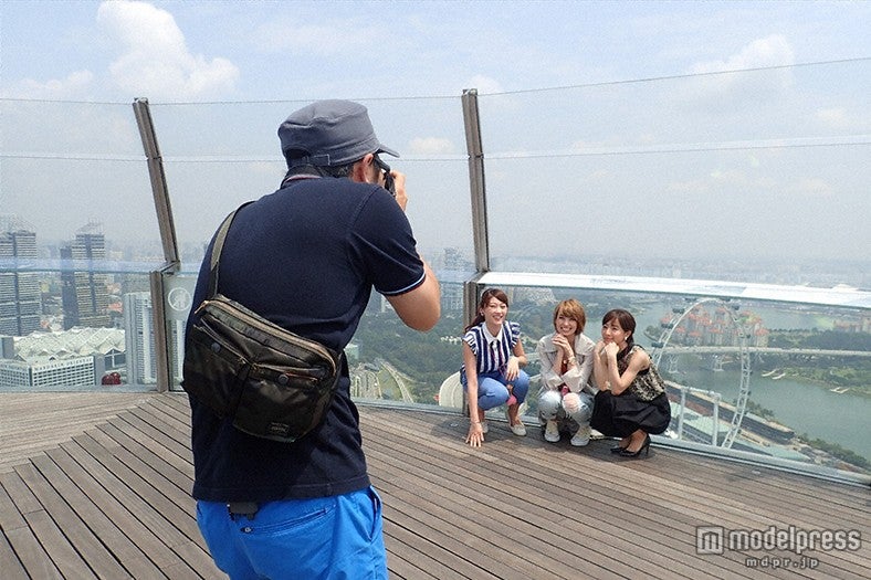 絶景をバックに写真撮影／画像提供：TBS