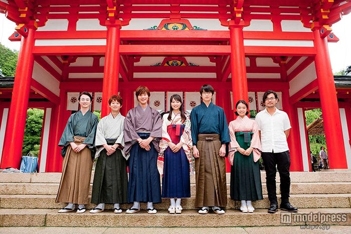 左より:森永悠希、矢本悠馬、野村周平、広瀬すず、真剣佑、上白石萌音、小泉徳宏監督(C)2016映画「ちはやふる」製作委員会(C)末次由紀/講談社