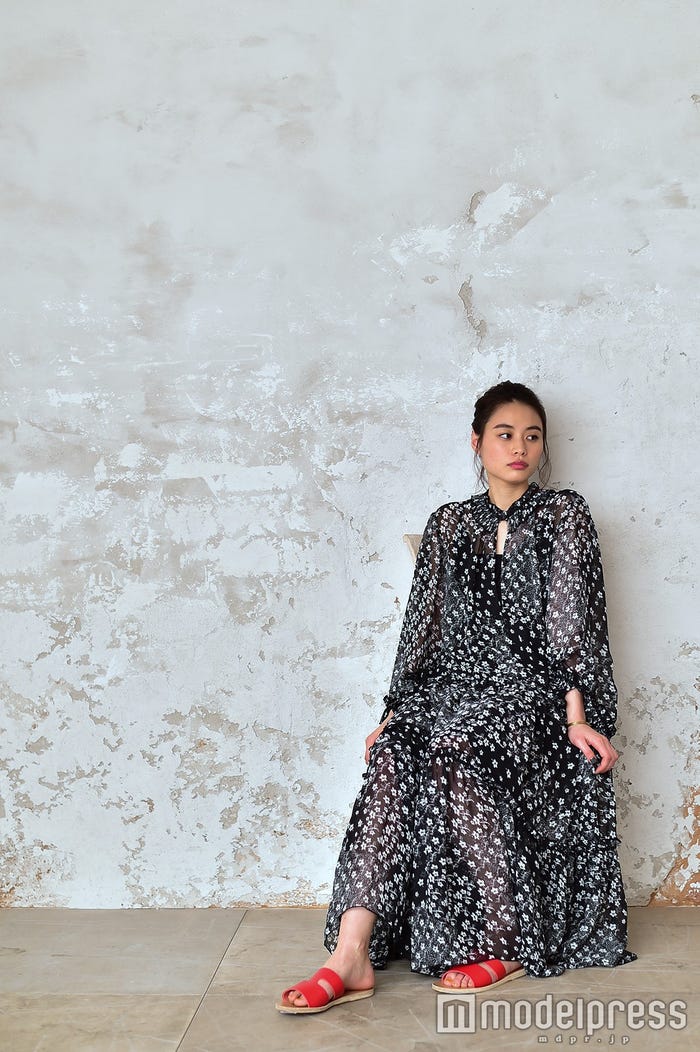 西本有希【衣装】ワンピース:See By Chloé/シーバイクロエ(問い合わせ先:クロエ カスタマーリレーションズ)、サンダル:Ancient Greek Sandals/エンシェント・グリーク・サンダルズ (問い合わせ先:ステディ スタディ)/(C)モデルプレス