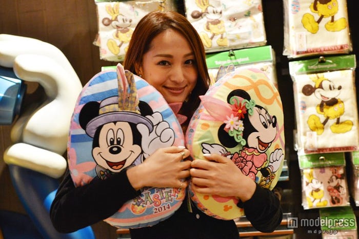 ミッキー、ミニーのリバーシブルクッション(モデル:福間文香)