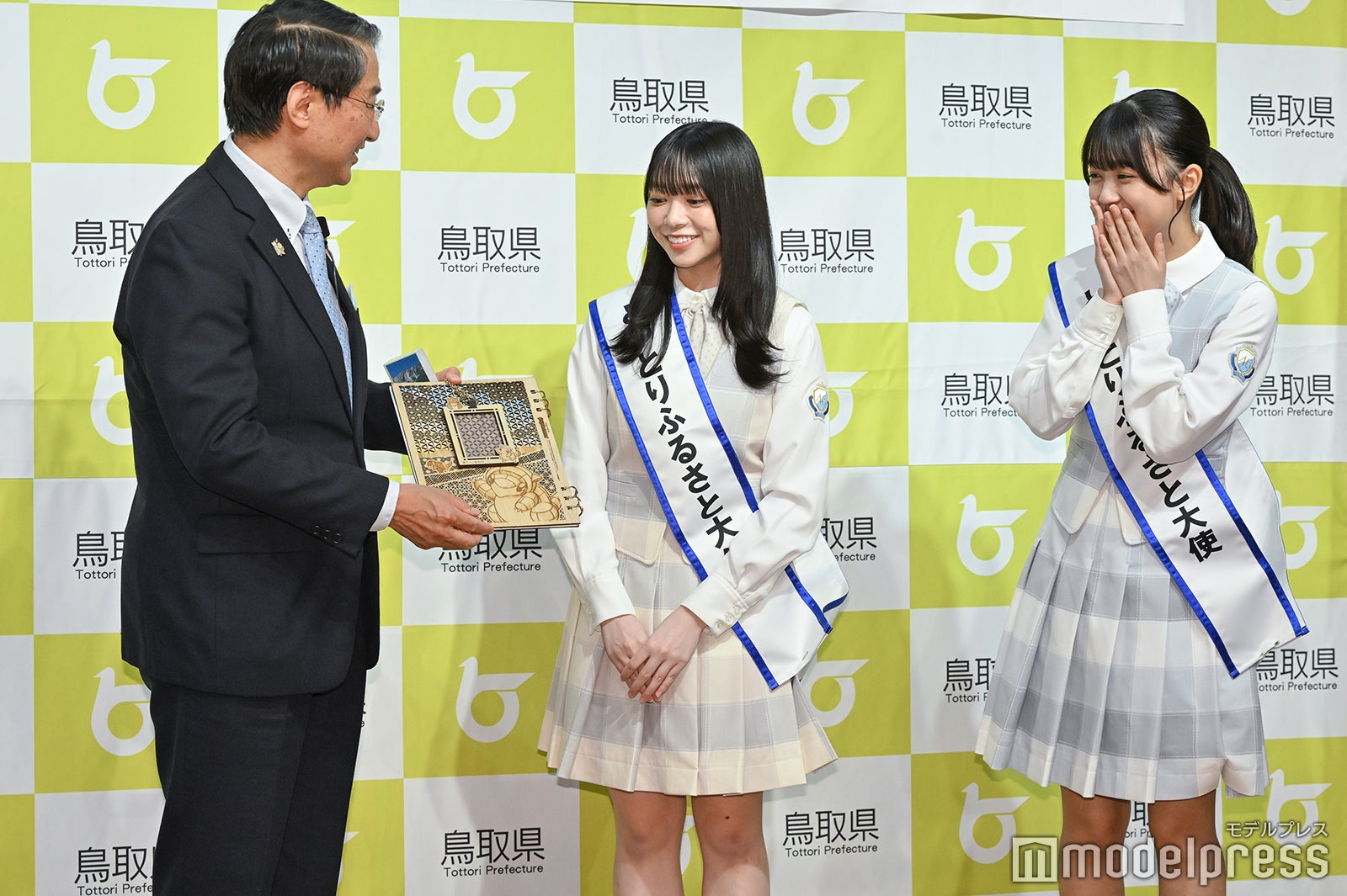 平井伸治鳥取県知事、山口陽世、平尾帆夏（C）モデルプレス