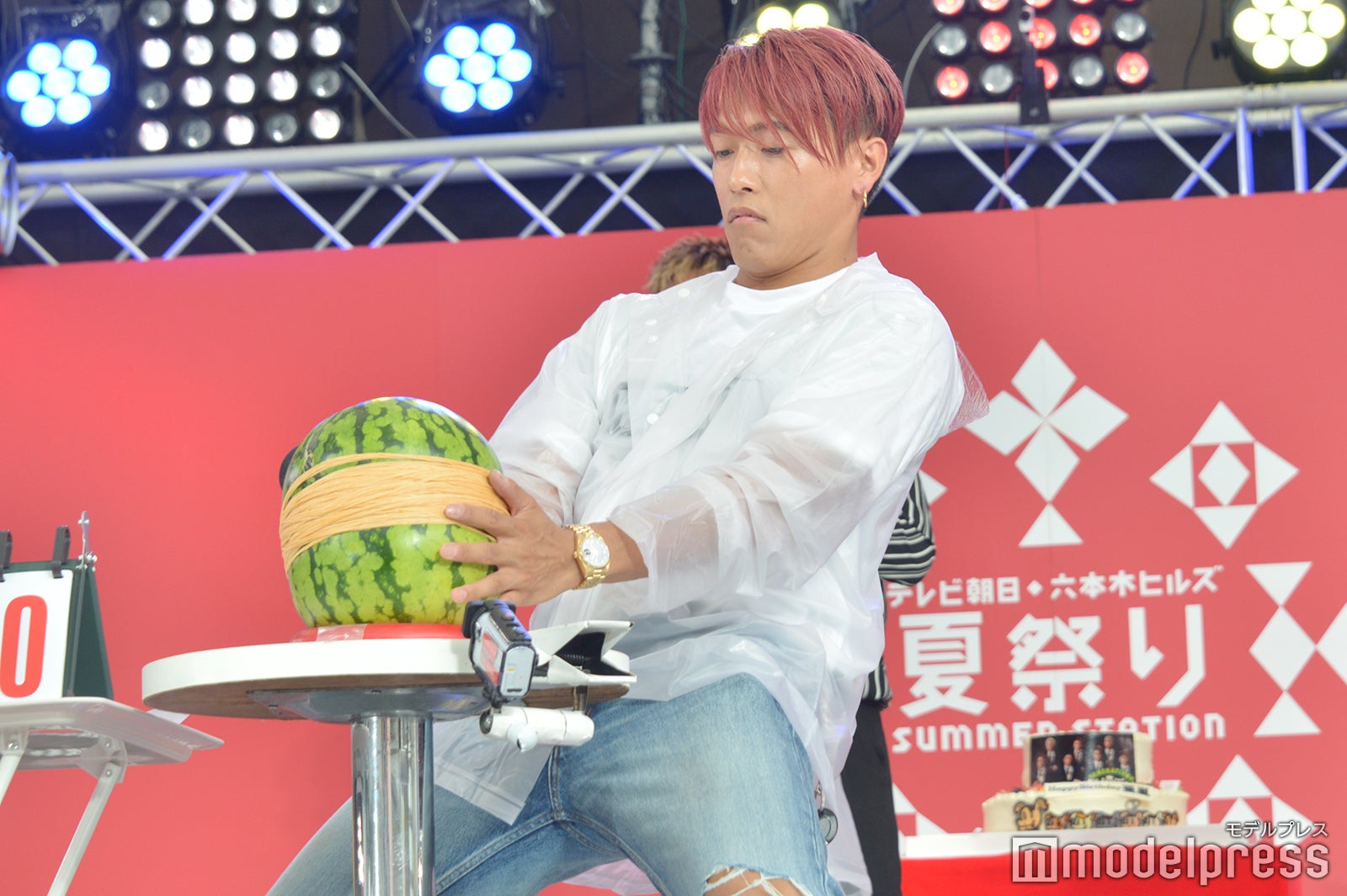 傾いたスイカをもとに戻す勇者・中務裕太 （C）モデルプレス