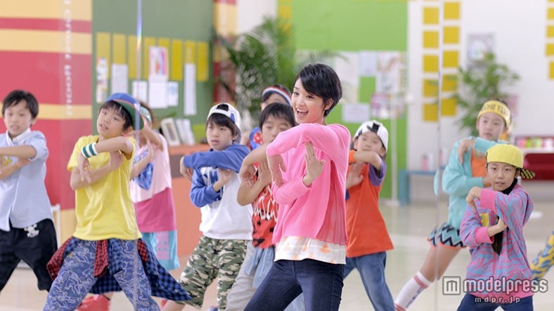 剛力彩芽、新ダンスを披露　キッズダンサーをリード