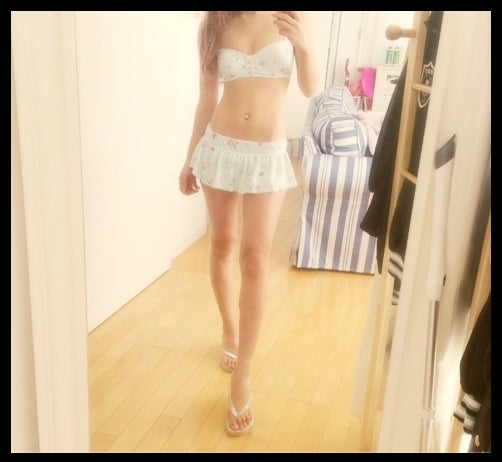 水着姿で美ボディを披露した鈴木あや／オフィシャルより（Ameba）