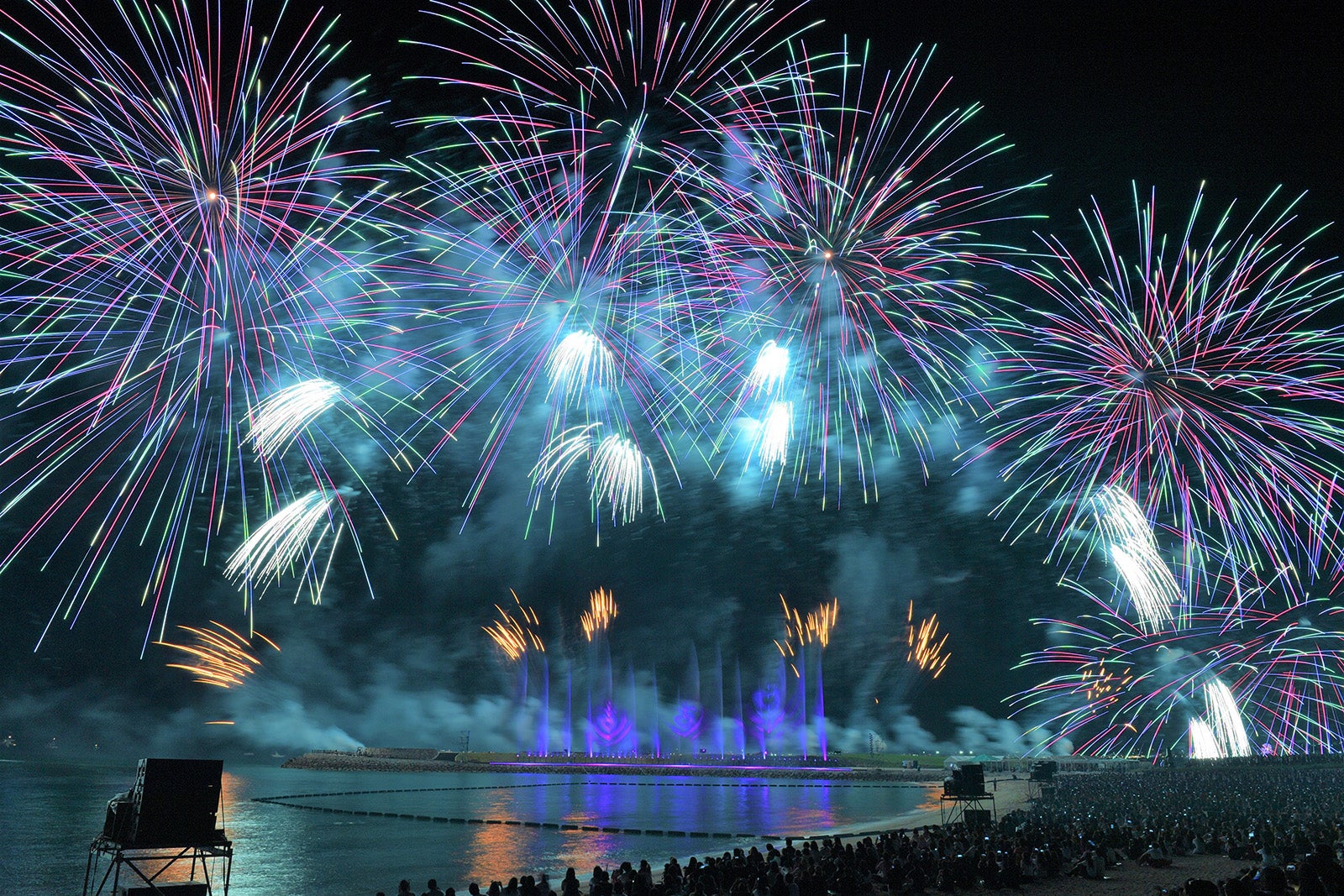 昨年の『WE ◆ NAMIE HANABI SHOW』（C）沖縄タイムス社