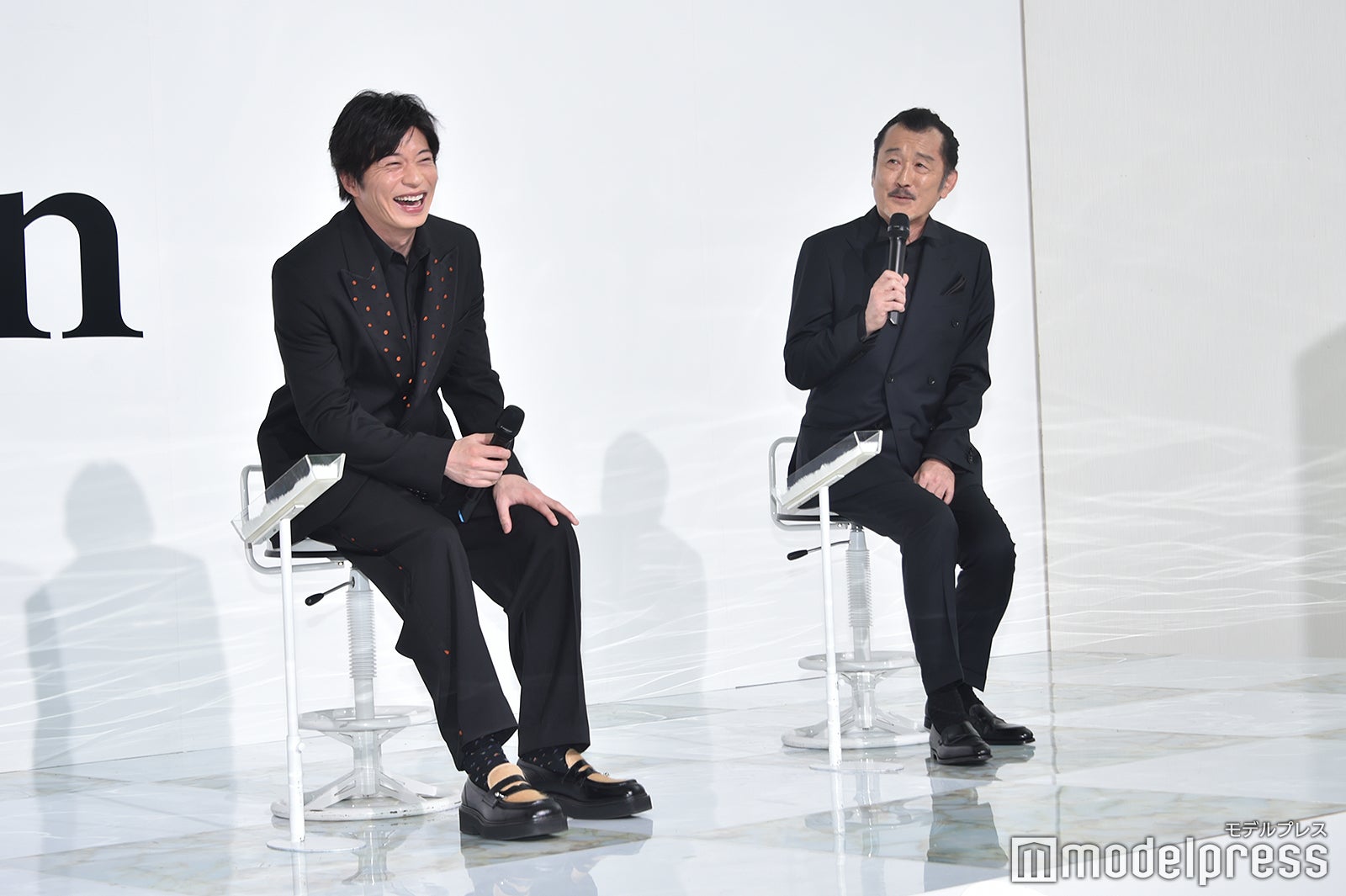 「おっさんずラブ」瑠東東一郎監督からの無茶ぶりにストレスを明かす吉田鋼太郎とそれを聞いて大笑いする田中圭（C）モデルプレス