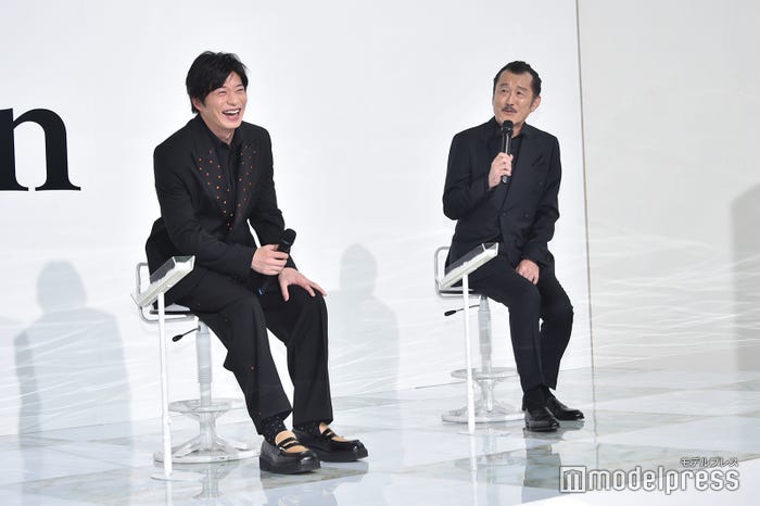 「おっさんずラブ」瑠東東一郎監督からの無茶ぶりにストレスを明かす吉田鋼太郎とそれを聞いて大笑いする田中圭(C)モデルプレス