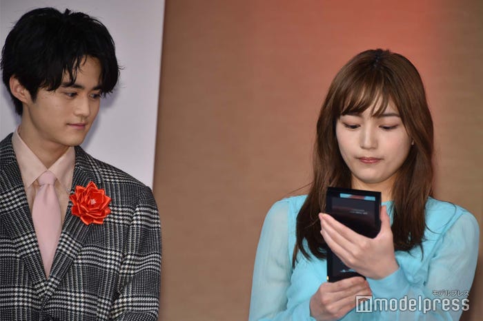 盾をじっと眺める川口春奈 を見つめる鈴鹿央士(C)モデルプレス