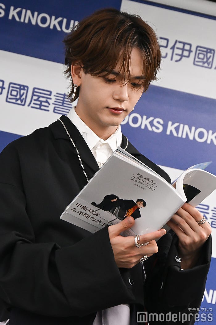 書籍を読みながら4年間を振り返る中島颯太(C)モデルプレス