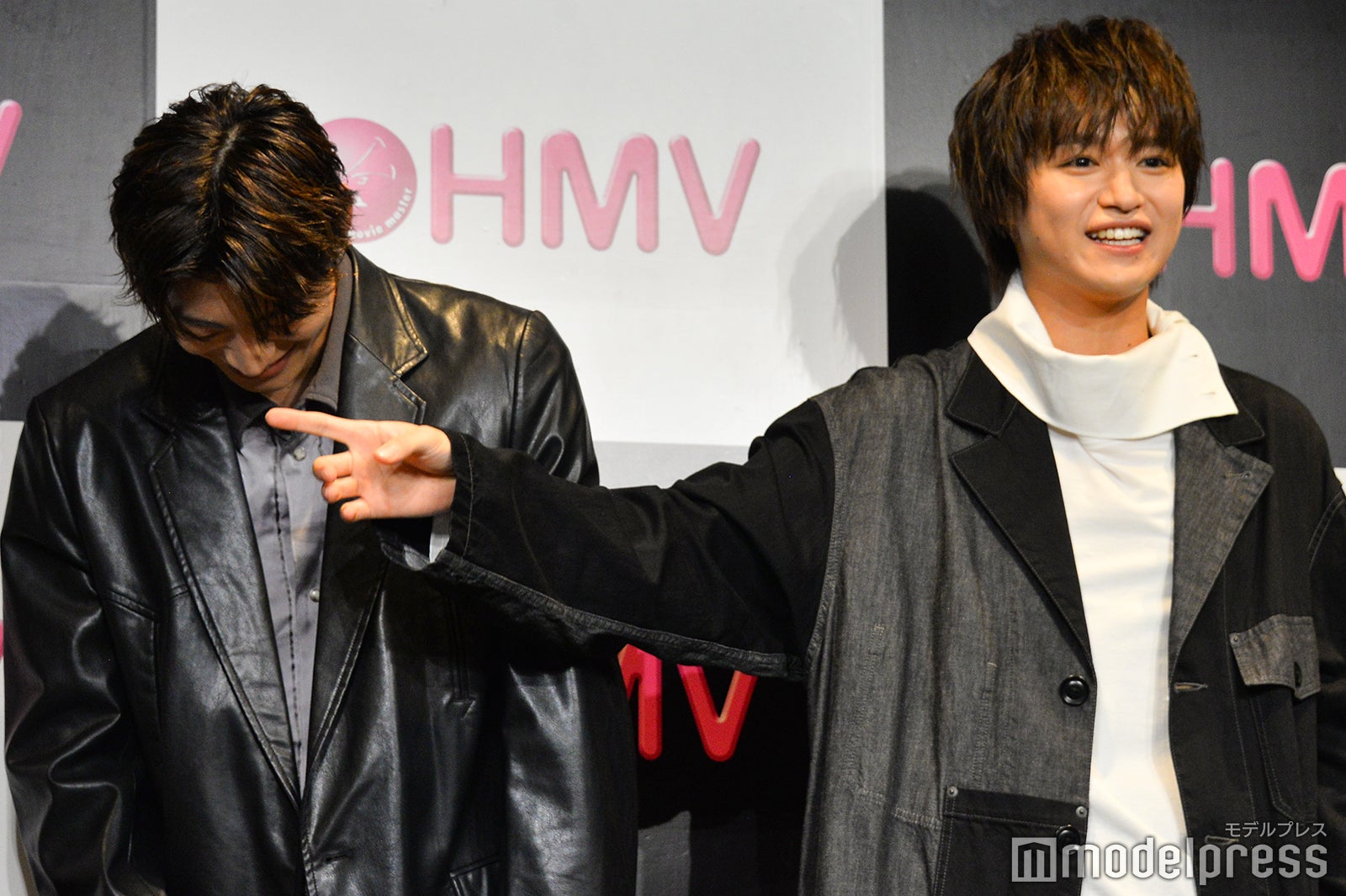 ムキムキの筋肉の高松アロハ、自称・薄っぺらい身体の大倉空人（C）モデルプレス