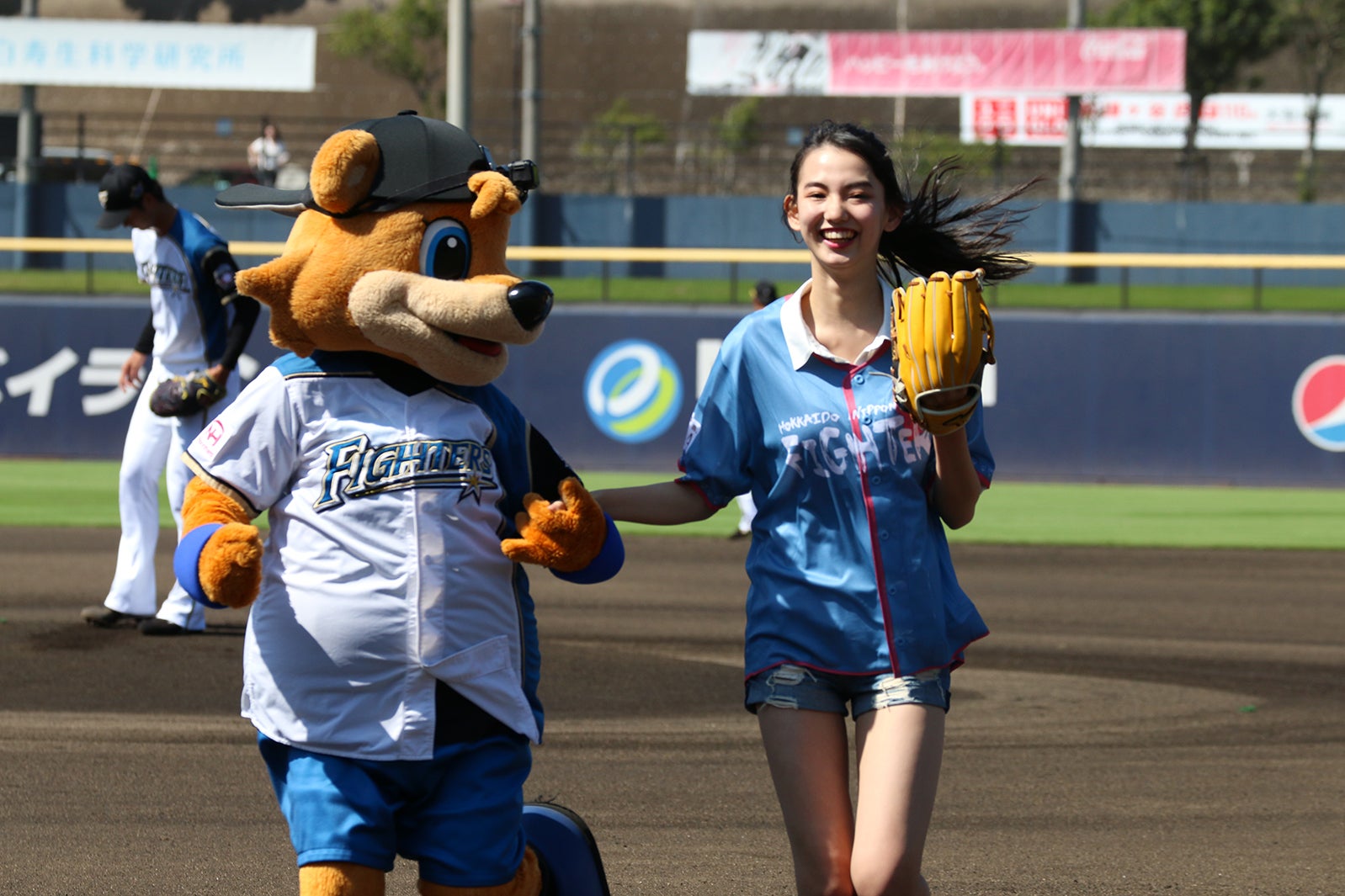 黒木麗奈（右）（提供写真）