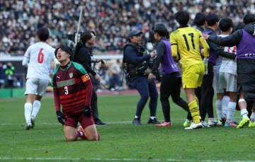 尚志が涙の4強敗退 国立騒然の死闘PK戦 10人目西村主将が無情のバー直撃で失敗 ピッチにひざまずき、ぼう然、号泣 福島県勢初の決勝逃す 仲村監督は選手かばう「全部僕の運のなさ」