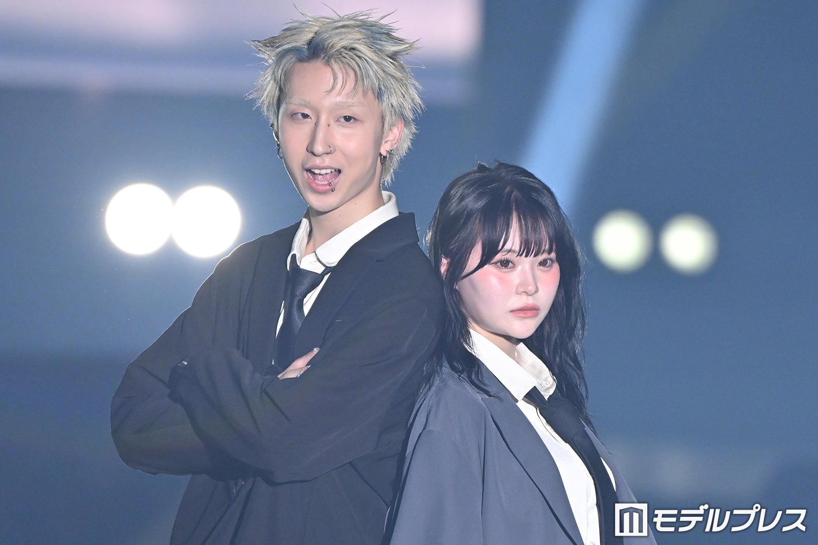 MON7A＆さくら、ジャケット×ネクタイのリンクコーデ 背中合わせポーズに歓声上がる【超十代2026】