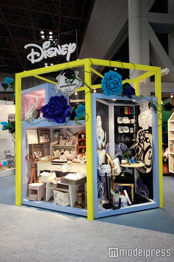 アリスのブース(C)Disney