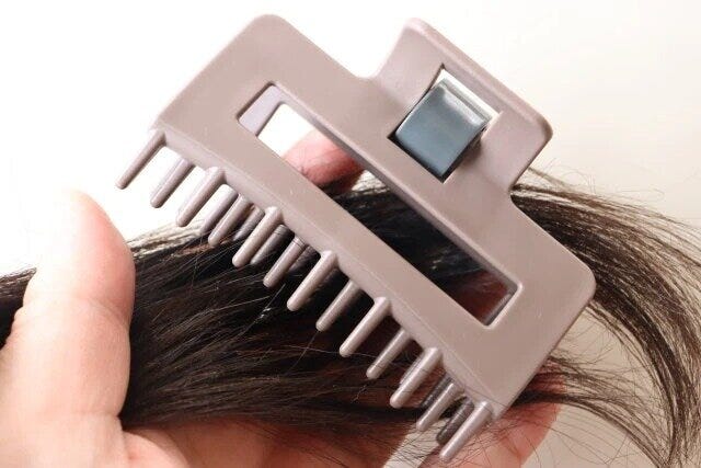 ダイソーの髪を梳かせる髪になじませるトリートメントコーム付ヘアクリップ