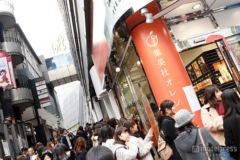 「オレンジ書店」前には行列