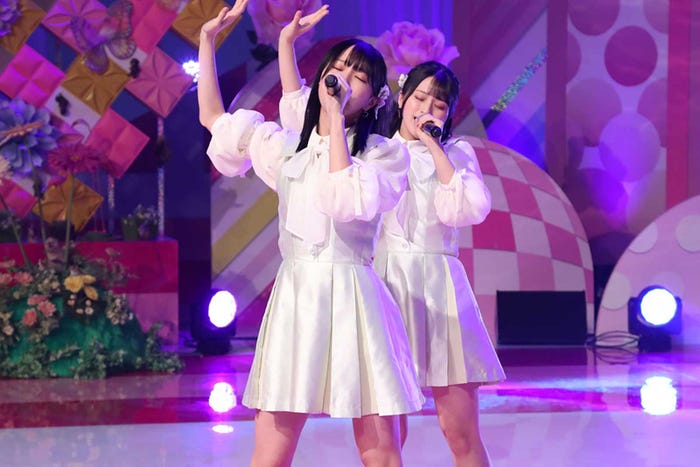野口衣織、佐々木舞香 (C)フジテレビ
