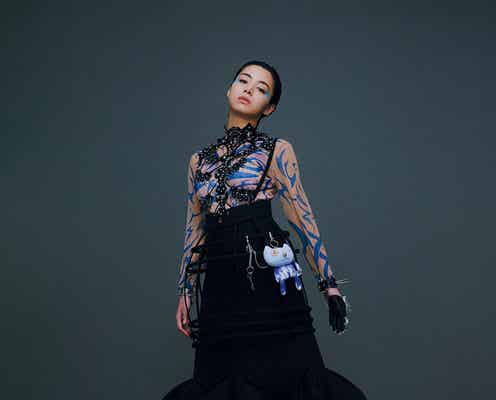 池田エライザ、ブルーメイク際立つ 伊藤万理華・中島沙希と唯一無二のミューズスタイル体現