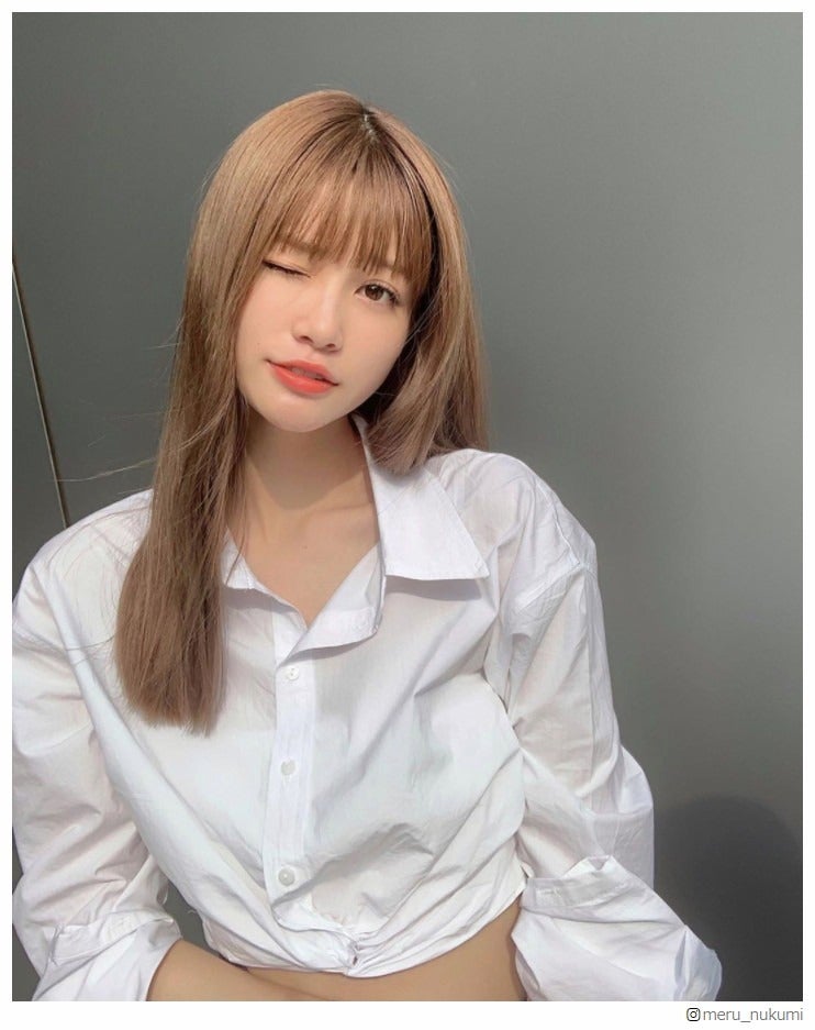 めるる、“腹チラ”白シャツショットに反響「いつもと違う」「大人っぽい」