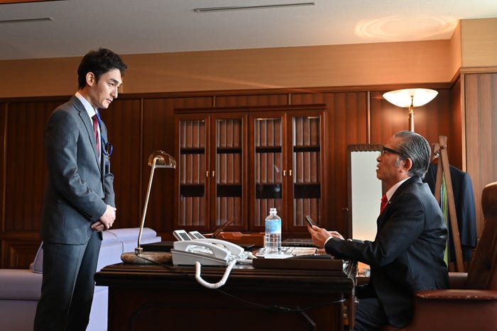 草なぎ剛、本田博太郎 「罠の戦争」第2話より(C)カンテレ
