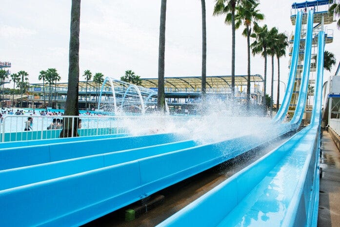 高さ23mから最大斜度60度で滑り落ちる「フリーフォールスライダー」【制限】身長140cm以上