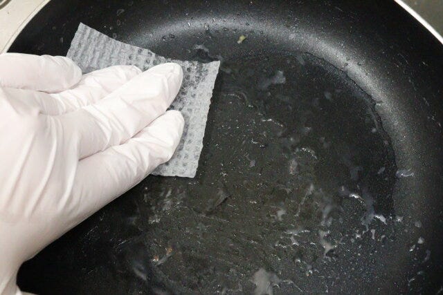 ダイソー ちょこっとお掃除シート ダイソーのちょこっとお掃除シートでフライパンを洗う
