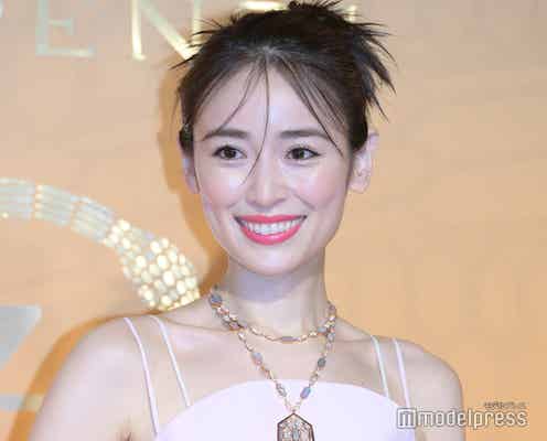 泉里香、キャミドレスで美デコルテ披露 多幸感溢れるピンクメイク<ブルガリ セルペンティ展示会>