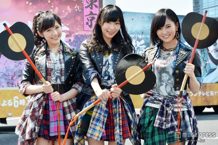「AKB48第6回選抜総選挙 生放送SP」特別企画“戦国アドトラック出陣式”/左から:渡辺麻友、指原莉乃、山本彩
