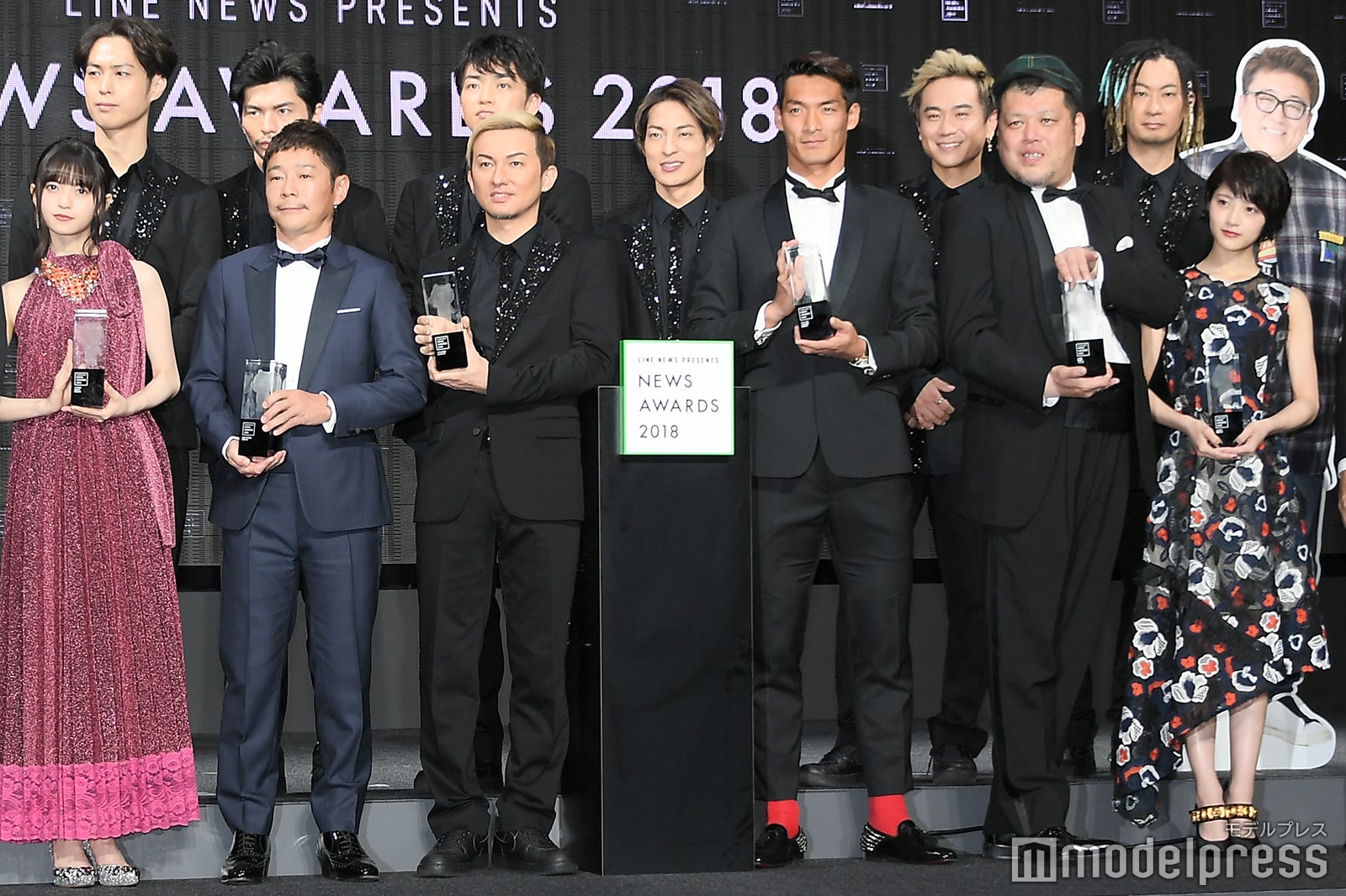 （後列左から）YORI、U-YEAH、KENZO、DAICHI、KIMI、TOMO（前列左から）齋藤飛鳥、ISSA、前澤友作氏、槙野智章、くっきー、若月佑美 （C）モデルプレス