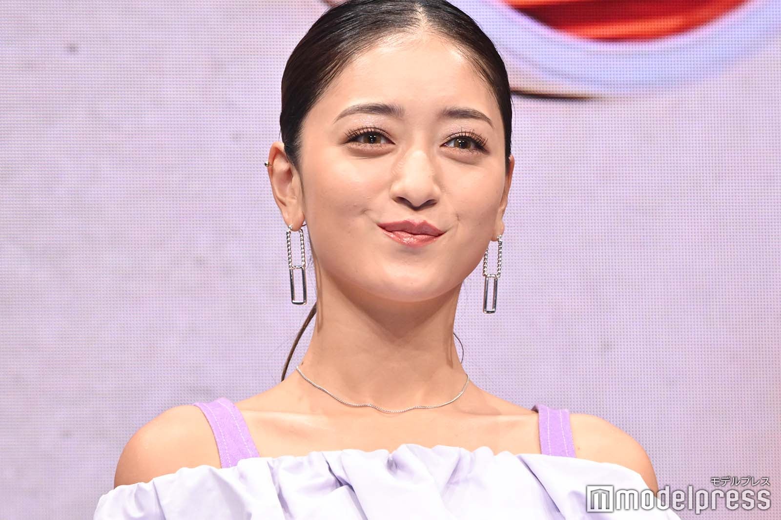 みちょぱ、美デコルテ輝くオフショル姿で登場 結婚後の料理事情告白
