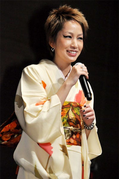 画像4 7 第2子妊娠の篠原涼子 色気たっぷりのうなじをチラリ 美貌の秘訣を語る モデルプレス 画像4 7 第2子妊娠の篠原涼子 色気たっぷりのうなじをチラリ 美貌の秘訣を語る モデルプレス