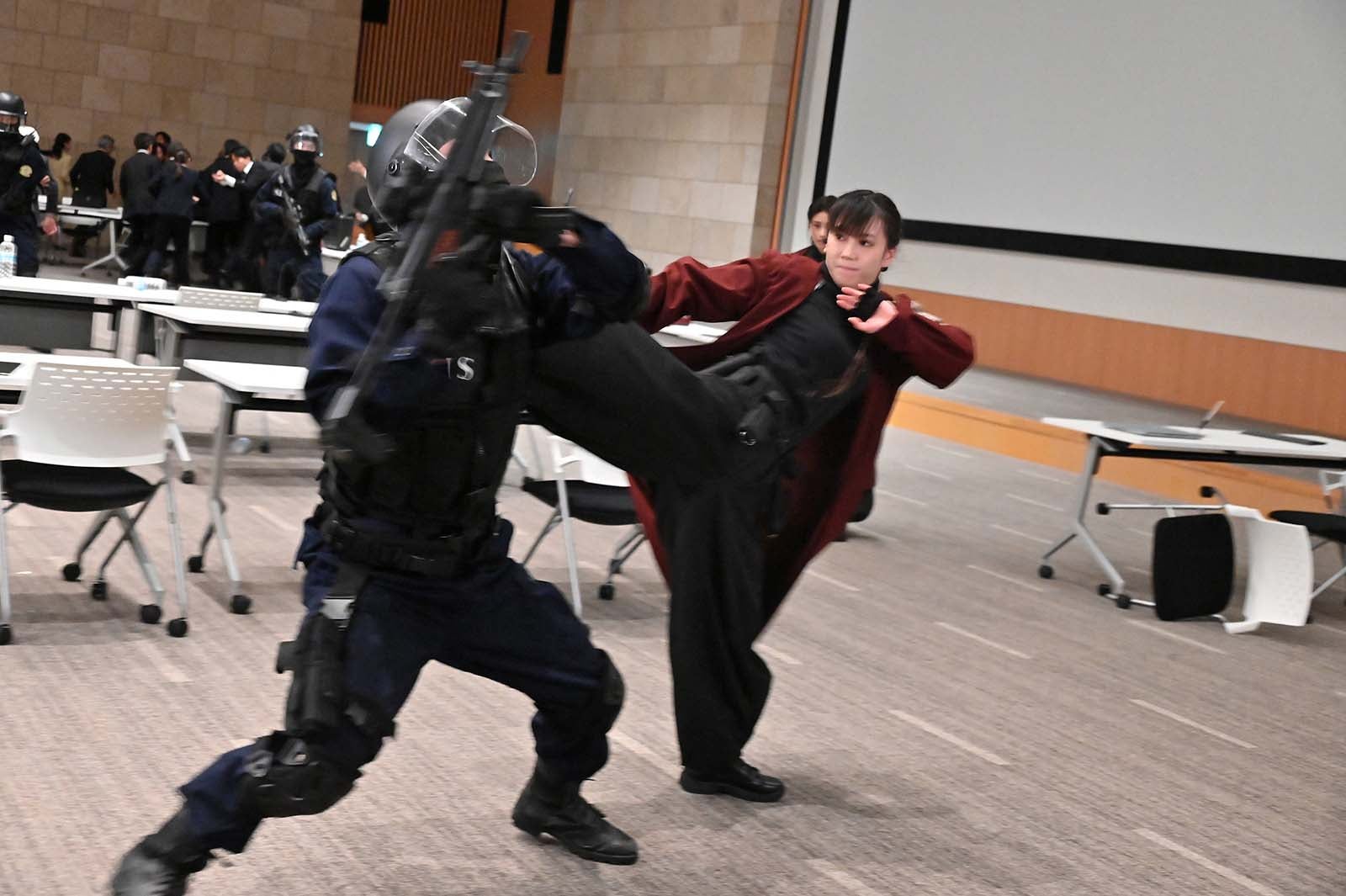 画像14/29) 「新空港占拠」“意味深”ラストが話題 青鬼（菊池風磨）の