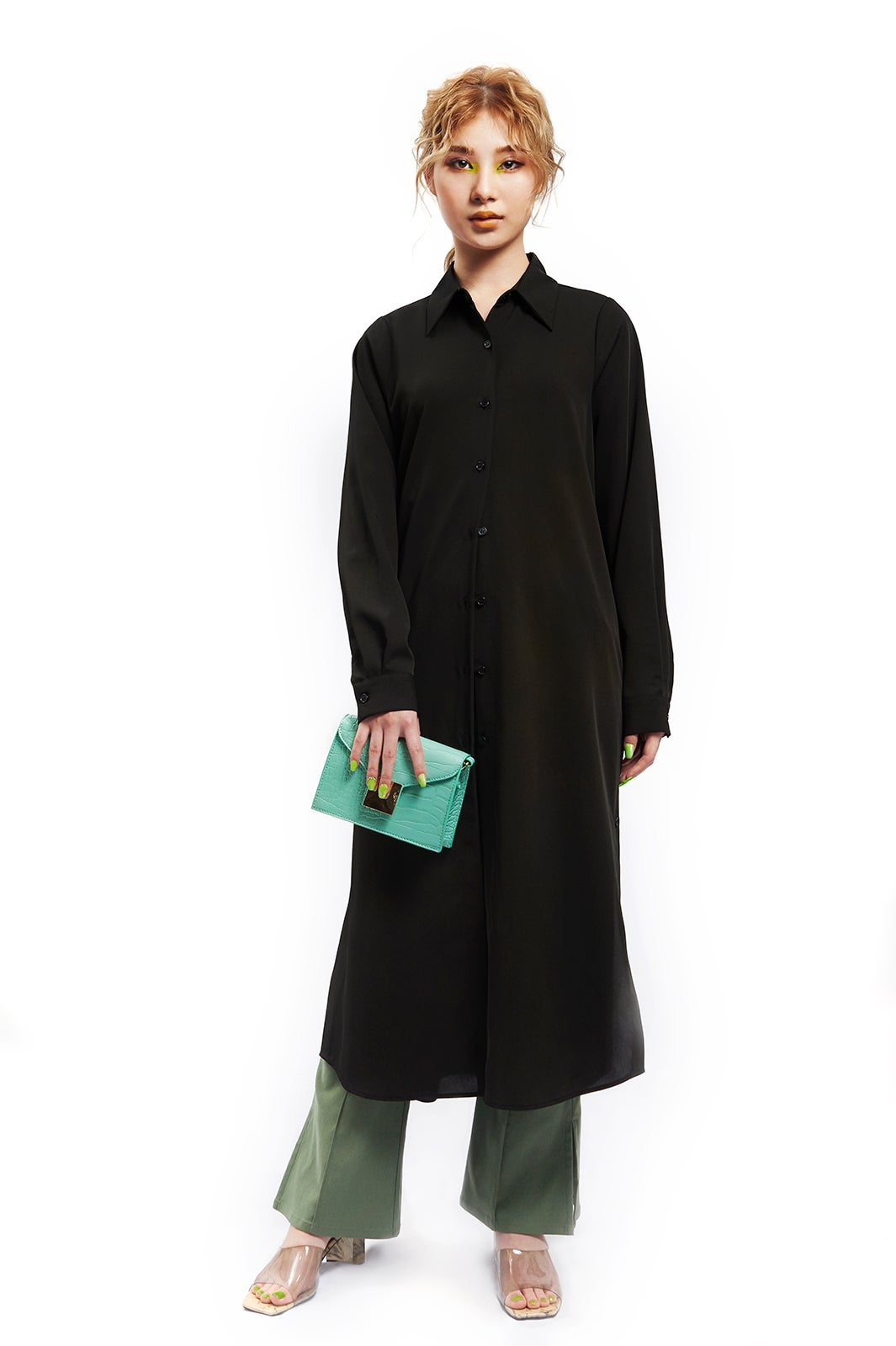 ロングシャツ：GYDA、パンツ：LAGUA GEM、クラッチバッグ：LAGUA GEM、サンダル：REDYAZEL（提供写真）