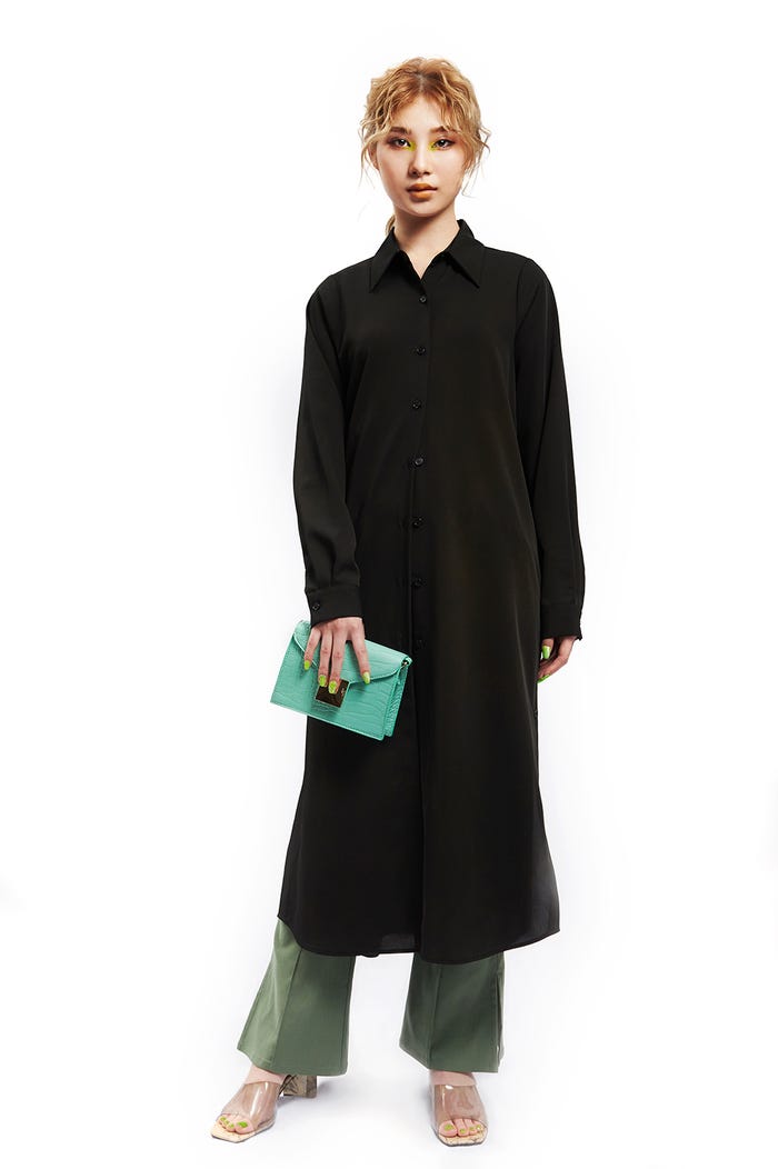 ロングシャツ:GYDA、パンツ:LAGUA GEM、クラッチバッグ:LAGUA GEM、サンダル:REDYAZEL(提供写真)