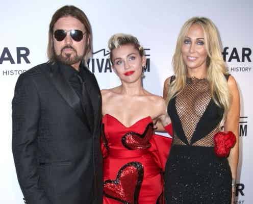 マイリー・サイラス、チャリティパーティーで母娘でポロリ