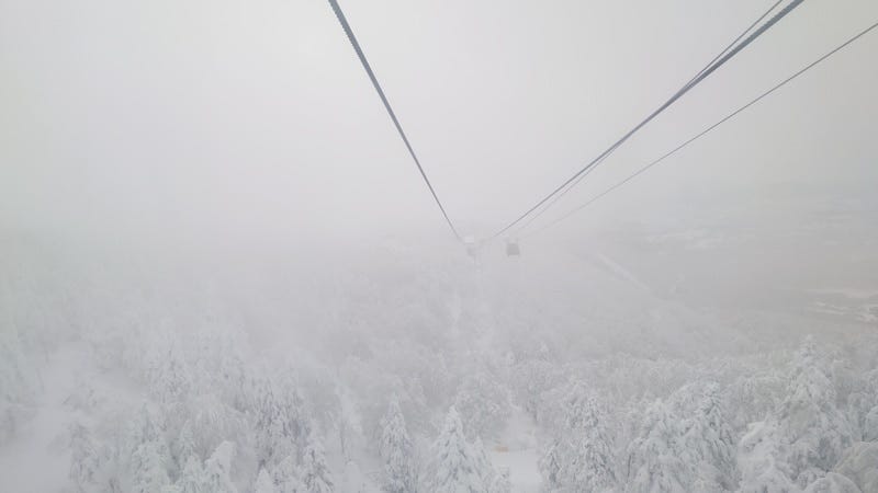 標高1500メートルを超える山だけに天気が荒れることも多い蔵王。吹雪くとほとんどまわりが見えなくなりますので要注意！（2024年1月28日撮影）