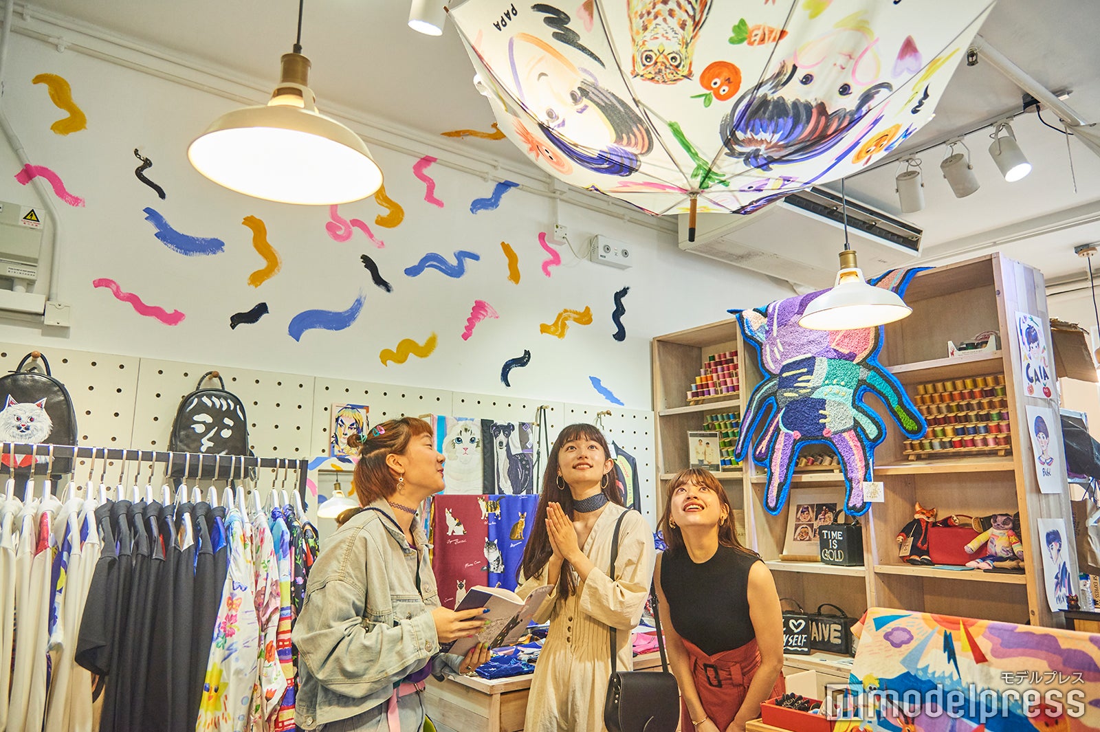 ネコ、イヌ、シマウマ、自画像（！）、さらには有名な絵画をオマージュしたイラストも。（C）モデルプレス