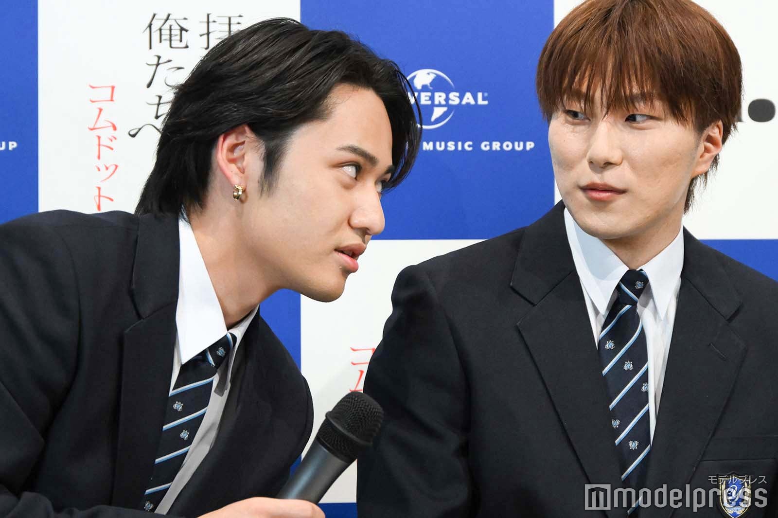 歌詞を忘れあむぎりに聞こうとするひゅうが（C）モデルプレス